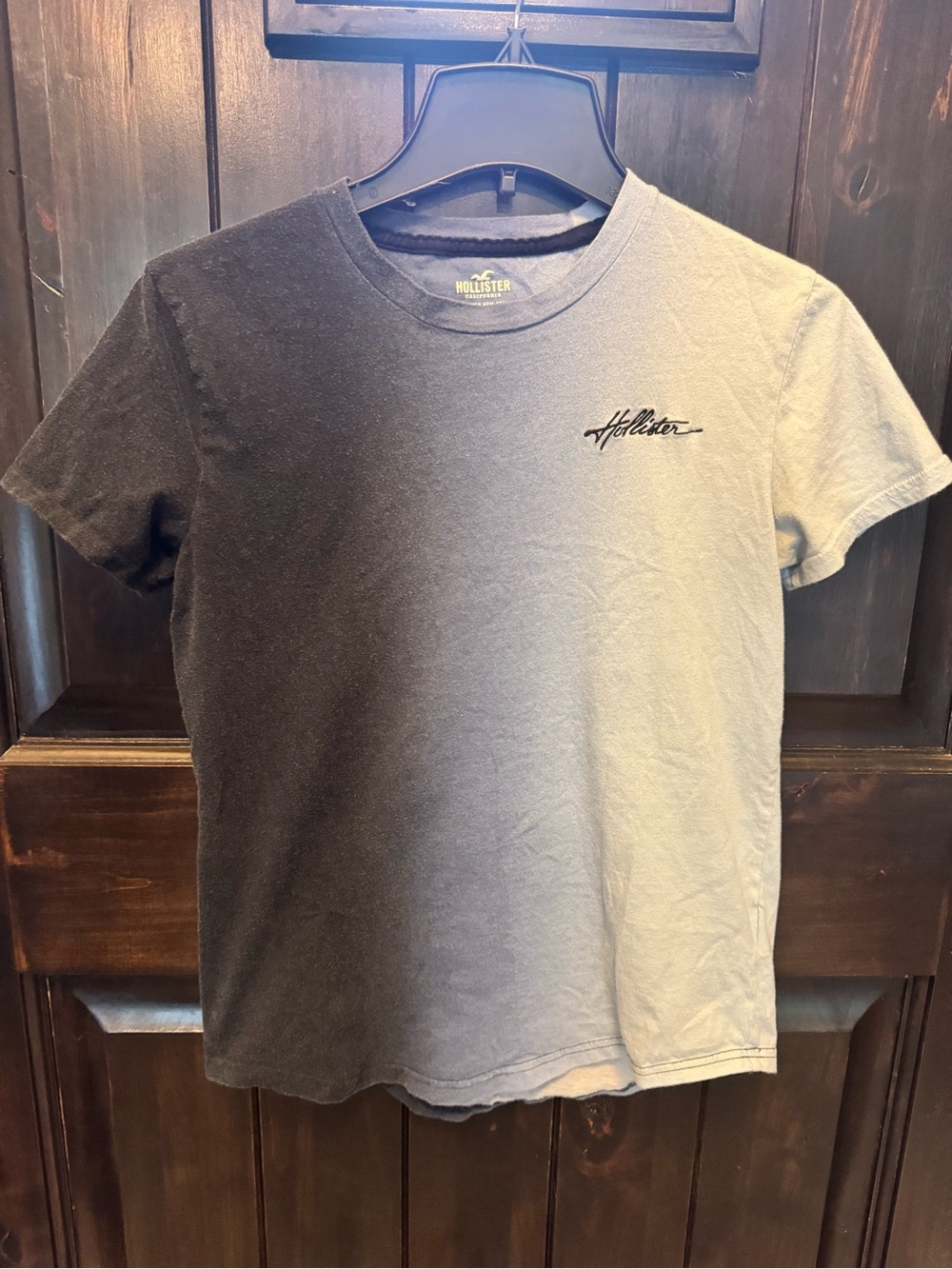 Hollister Men's Two-Tone Navy and Light Blue Crew Tee